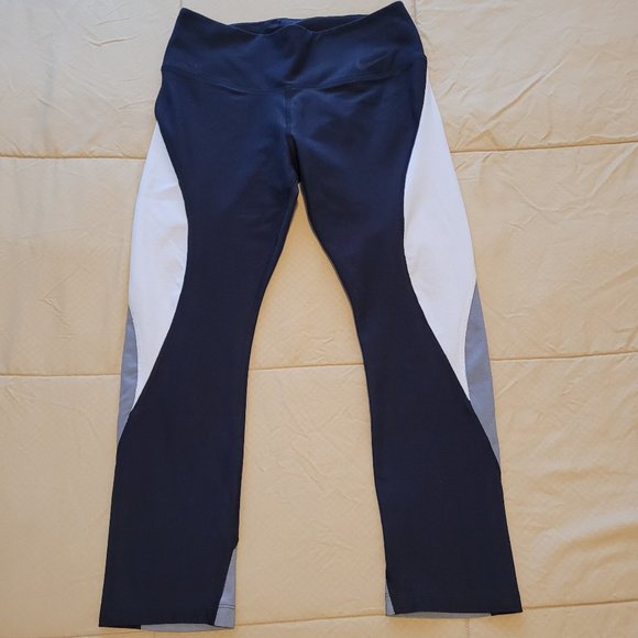 Nike LEGEND 3/4 CAPRI COLOUR BLOCK DRI-FIT LEGGING - Picture 1 of 14